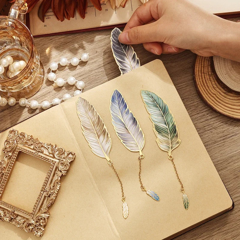 Vintage Feather Bronzing Metal Bookmark With Metal Chain Pendant Bookmark For Teachers Friends Book Club Book Lovers - élise & madelyn