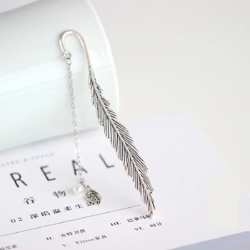 Vintage Feather Bronzing Metal Bookmark With Metal Chain Pendant Bookmark For Teachers Friends Book Club Book Lovers - élise & madelyn