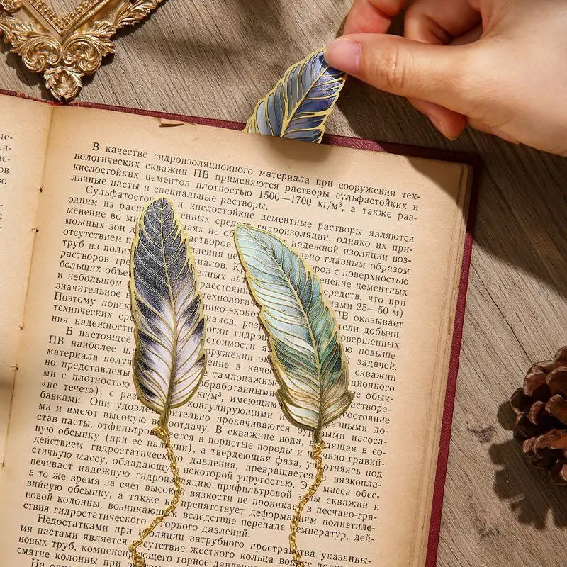 Vintage Feather Bronzing Metal Bookmark With Metal Chain Pendant Bookmark For Teachers Friends Book Club Book Lovers - élise & madelyn